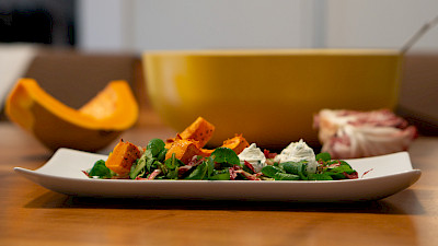 Herbstlicher Salat mit Kürbis und Frischkäse